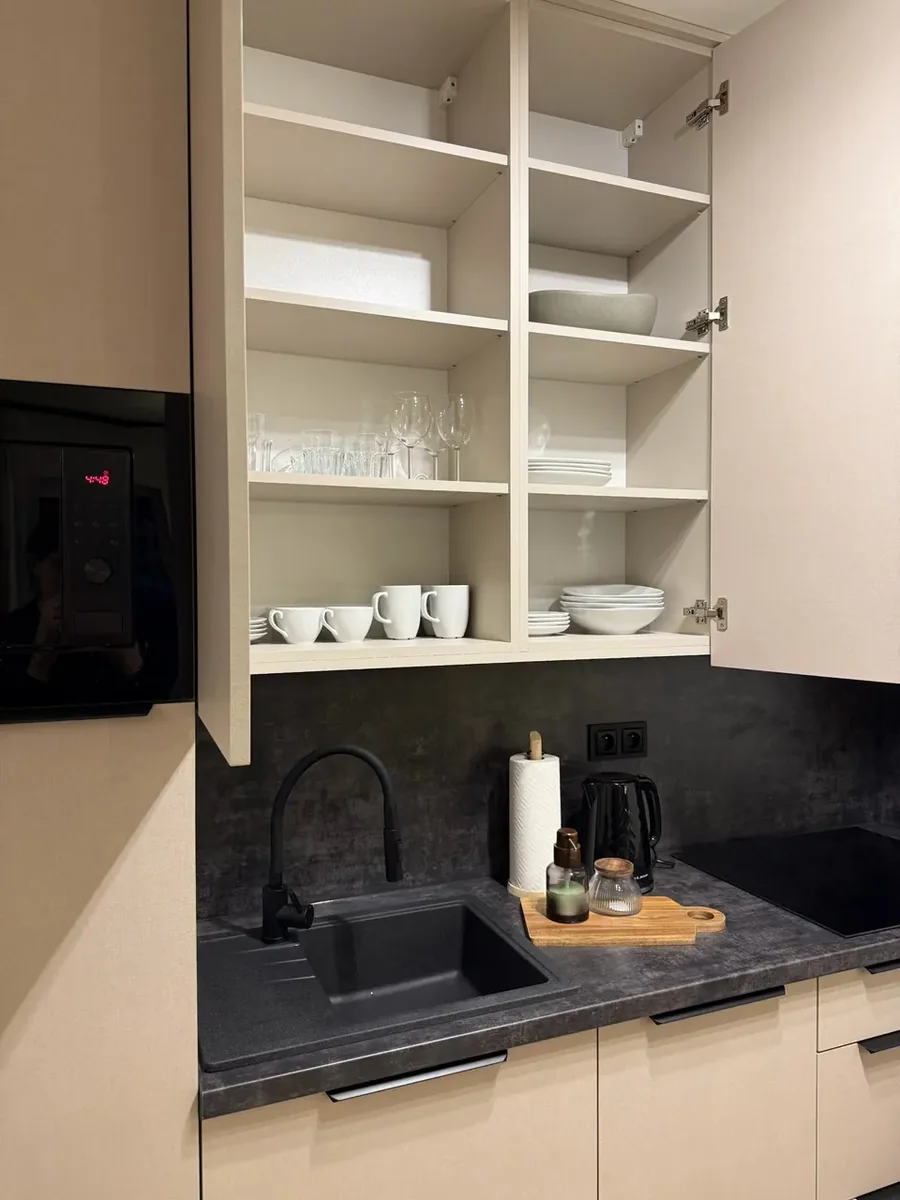 Відкриті кухонні меблі та полиці в будинку WestaHouse